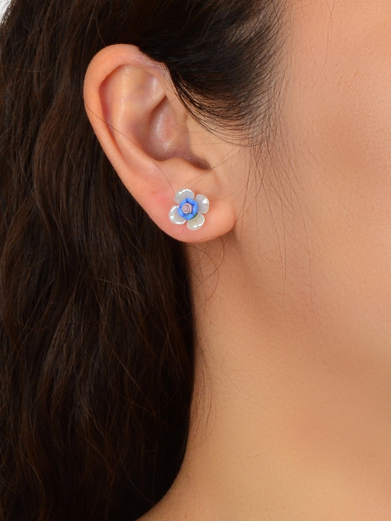 Sweet Elegant White Blue Resin Petal Hypoallergenic Chic Flower Stud