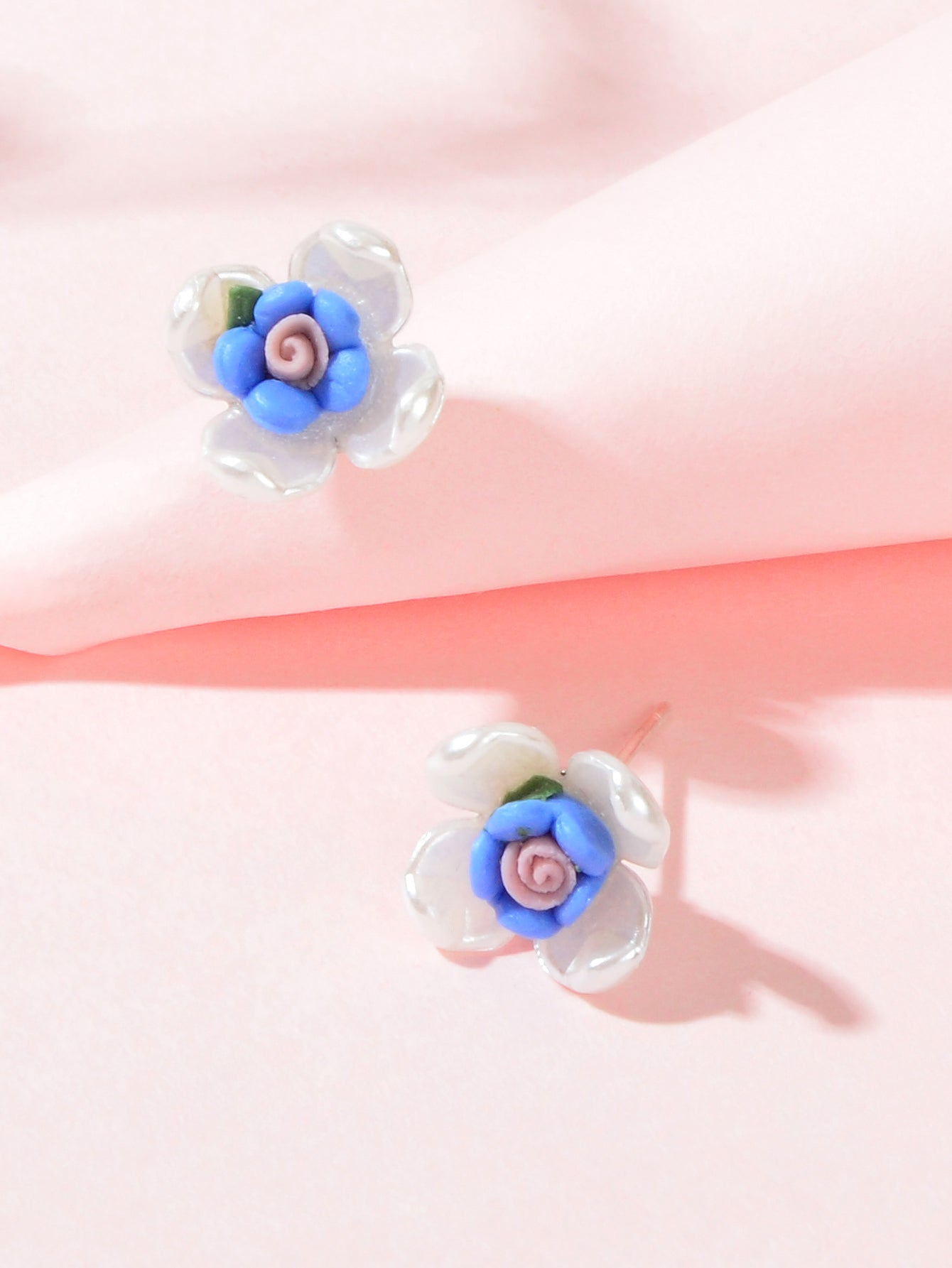 Sweet Elegant White Blue Resin Petal Hypoallergenic Chic Flower Stud