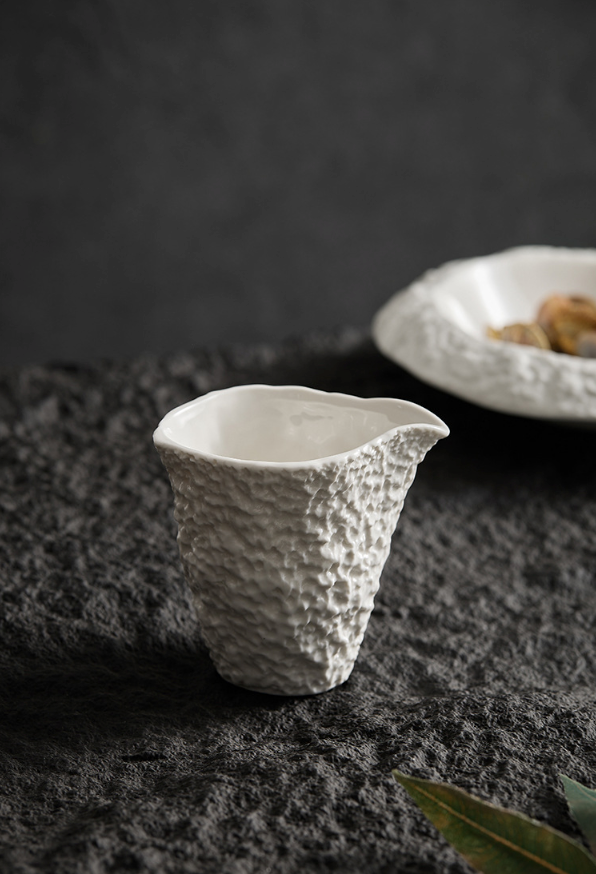 Textured Rock-Style Ceramic Sauce Cup – White Pouring Jug for Gravy, M